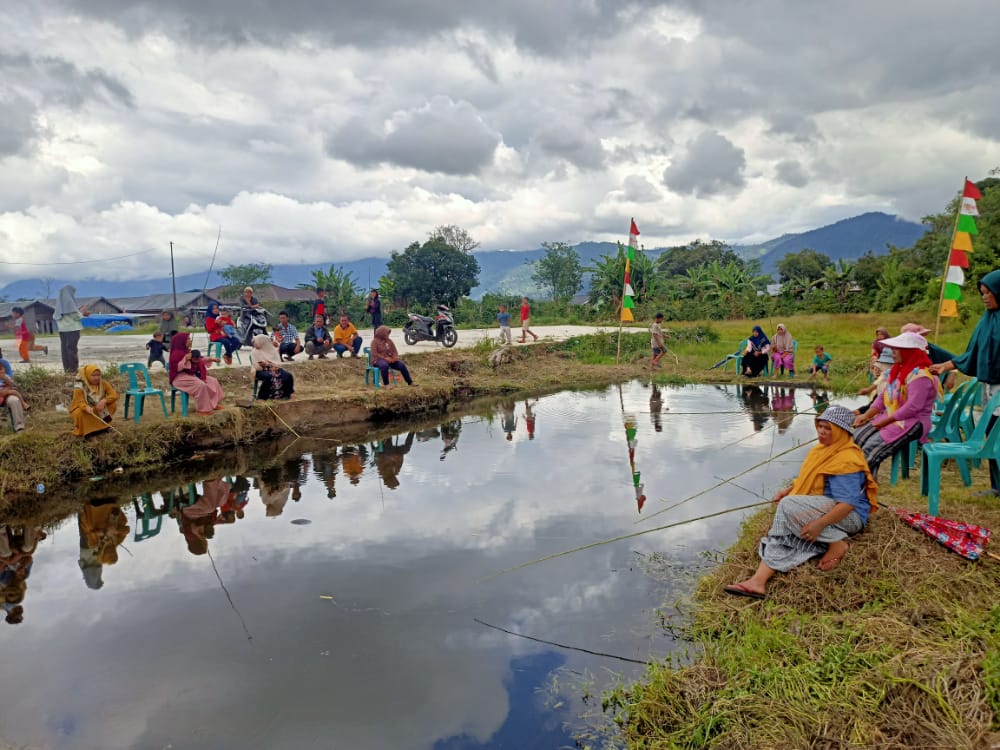 Lomba Mancing pada hari 17 Agustus-an untuk Ibu Ibu Kampung Meluem