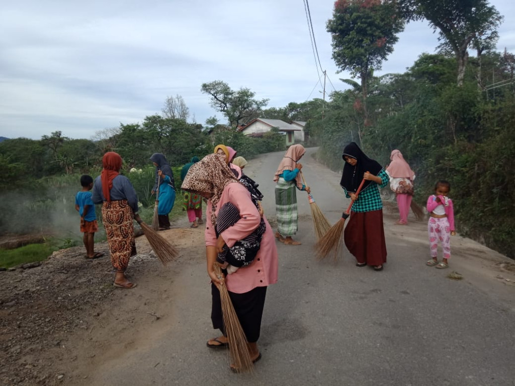 Kegiatan Gotong Royong Jum'at Bersih, Ibu Ibu Kampung Meluem menyapu Jalam
